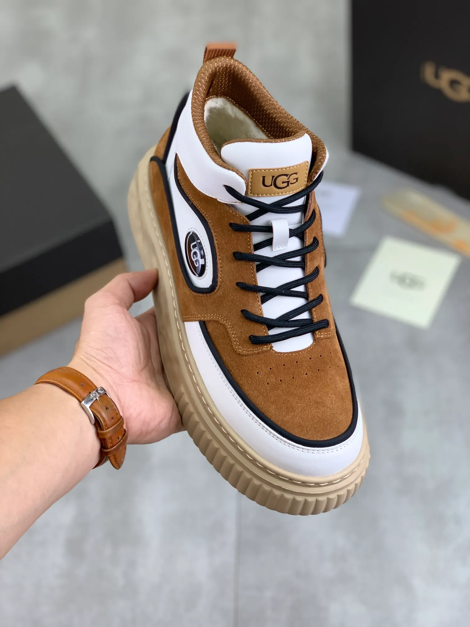 Men's shoes 💰P640 [New style] 💰 🆘 "Real wool" [UGG] 👉The popular men's shoes are synchronized with the official website 🔰The quality of the genuine products [satisfied] is not comparable to the imitations in the general market 🌀The upper is imported Italian frosted cowhide, and the lining is: foot pad 🅰️ grade 🐑Real wool👻Only Grade A can show the effect The hand feels smooth and delicate 🔱The shoe shape is grand, only genuine manufacturers can do it 🎄The perfect toughness of the original outsole 👻⬛️ allows customers to say goodbye to one-time consumption. Real wool lining, super warm. Available in black, brown and gray. Size: 39-44